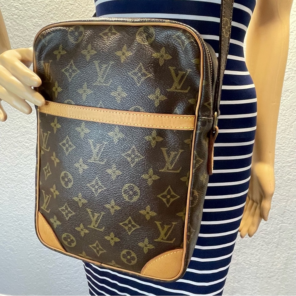 Gorgeous Auth Louis Vuitton Danube MM Crossbody Unisex EUC!!!